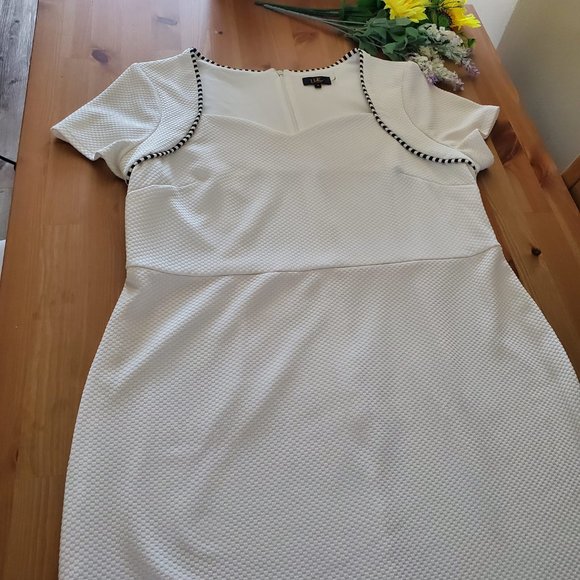 ILE NEW YORK Dress white heart neck - Picture 2 of 13